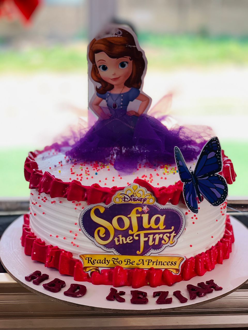 Image of 8 INCHES SOFIA THE FIRST 3 LAYERS AND 2 FLAVOURSROUND CAKE