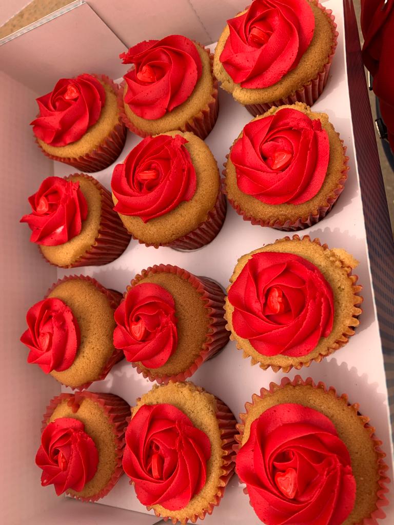 Image of 12 VALSDAY CUPCAKES |WITH CHOCOLATE | VALS DAY CARD|